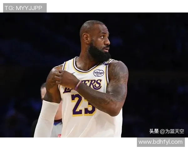 詹姆斯再度领衔湖人取得胜利,表现强势登顶西部排名 詹姆斯再度领衔湖人取得胜利,表现强势登顶西部排名